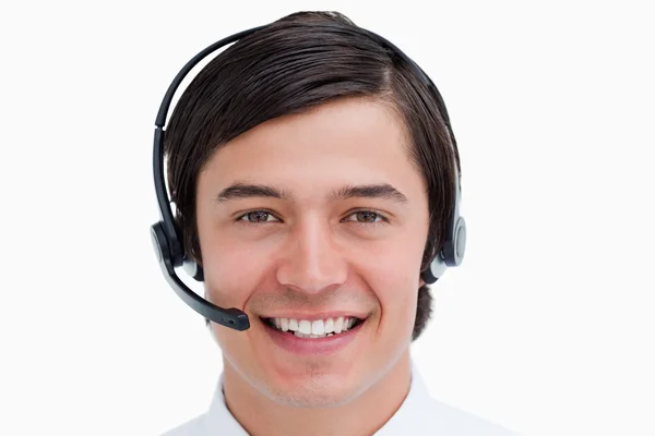 Fechar o sorrindo agente de call center masculino com fone de ouvido em — Fotografia de Stock