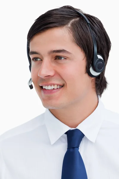 Zbliżenie uśmiechający się agent mężczyzna call center, patrząc z boku — Zdjęcie stockowe