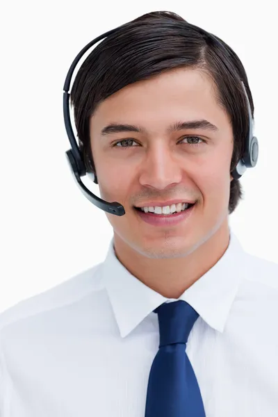 Primo piano del dipendente di supporto telefonico maschile con auricolare — Foto Stock