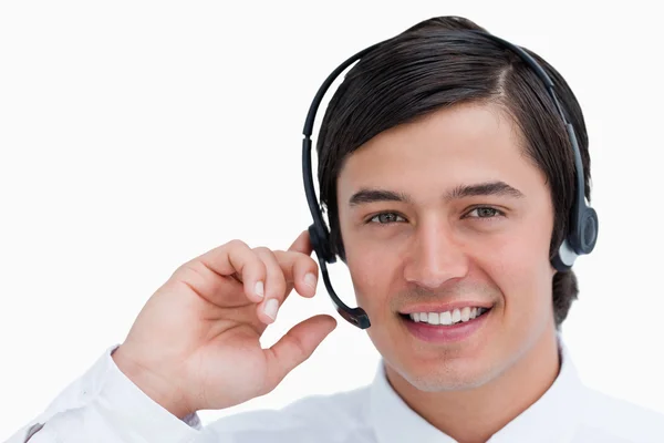 Erkek çağrı merkezi müşteri temsilcisi bir konuşma gülümseyerek yakın çekim — Stok fotoğraf