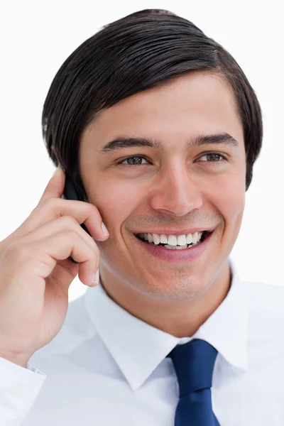 Крупним планом усміхнений торговець на мобільному телефоні — стокове фото