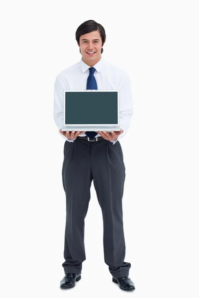Lächelnder Handwerker präsentiert Bildschirm seines Laptops — Stockfoto