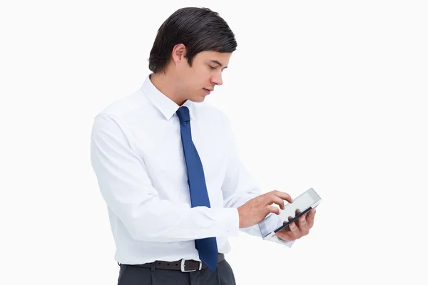 Vista lateral do comerciante usando o computador tablet — Fotografia de Stock