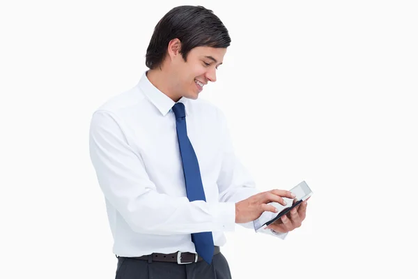 Вид збоку усміхненого торговця за допомогою свого планшетного комп'ютера — стокове фото