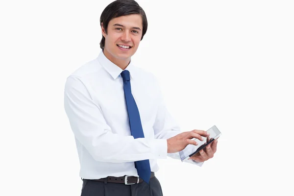 Zijaanzicht van lachende handelaar met zijn tablet pc — Stockfoto