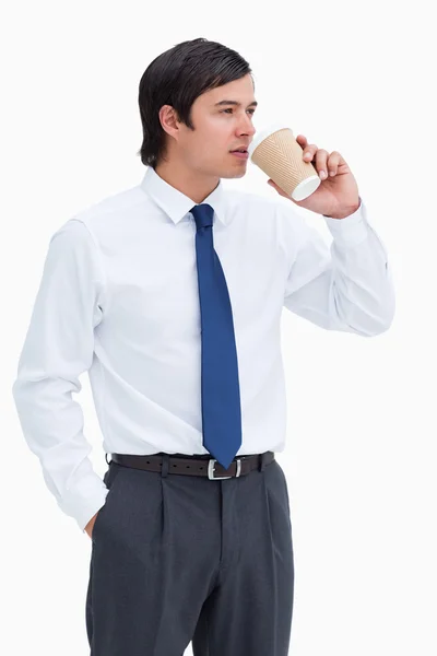 Торговець п'є каву з паперової чашки — стокове фото