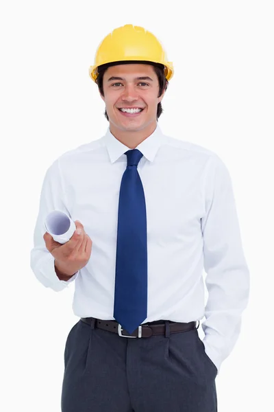 Усміхнений чоловічий архітектор з шоломом і планами — стокове фото