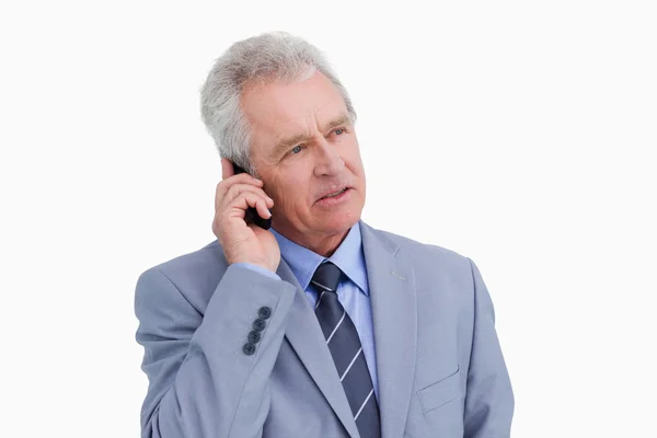 Gros plan d'un commerçant mature parlant sur son téléphone portable — Photo