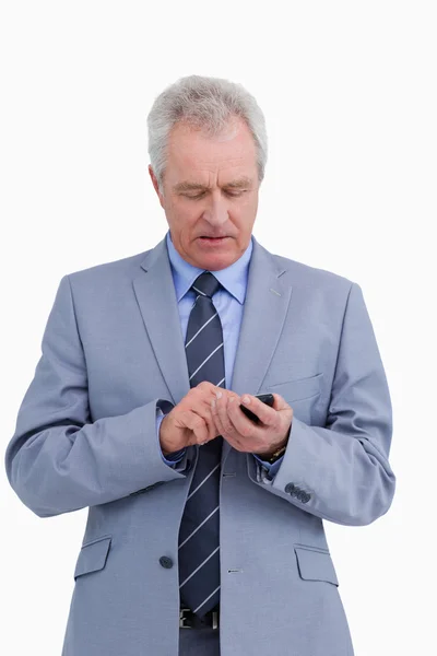 Volwassen handelaar een SMS-bericht schrijven — Stockfoto
