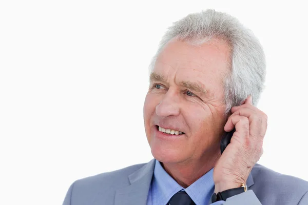 Zbliżenie dojrzały przedsiębiorca mówić na jego telefon komórkowy — Zdjęcie stockowe