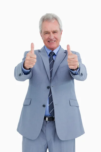 Uśmiechający się dojrzały przedsiębiorca rezygnację z jego kciuki — Zdjęcie stockowe