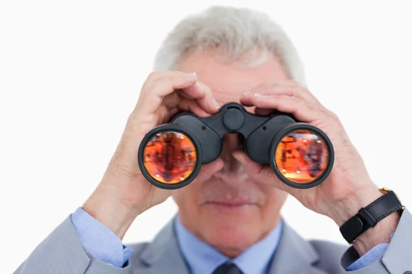 Närbild på mogna detaljhandlare tittar genom spy glas — Stockfoto