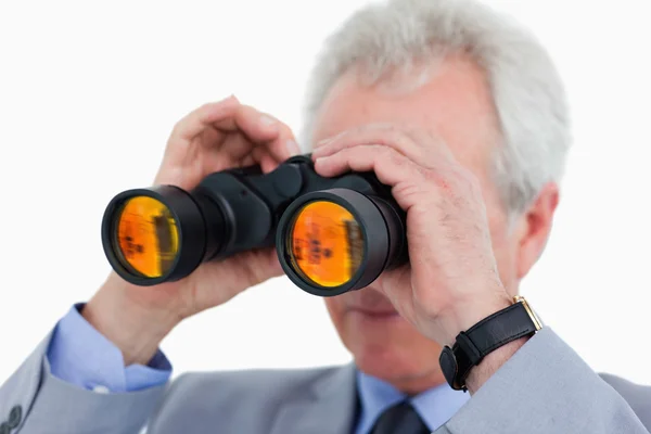 Primer plano del comerciante mirando a través de los prismáticos — Foto de Stock