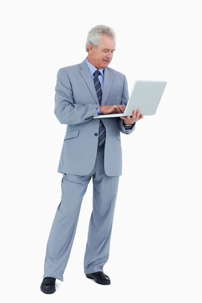 Comerciante maduro trabalhando em seu laptop — Fotografia de Stock