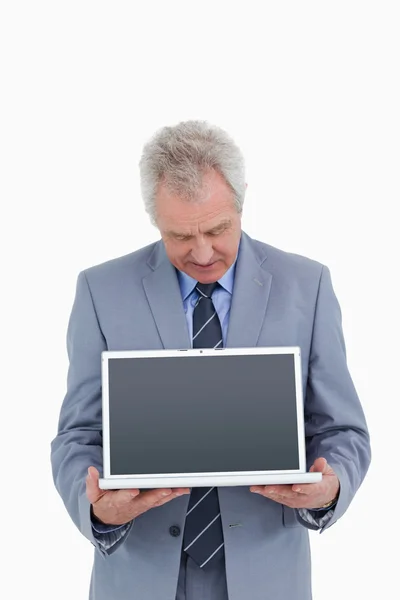 Volwassen handelaar presenteren scherm van zijn laptop — Stockfoto