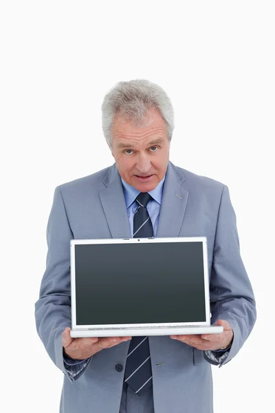 Volwassen handelaar presenteren scherm van zijn laptop — Stockfoto