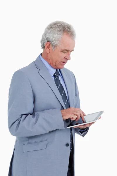 Zijaanzicht van volwassen handelaar met behulp van tablet pc — Stockfoto