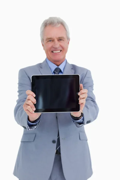 Улыбающийся взрослый торговец представляет экран своего планшетного компьютера — стоковое фото