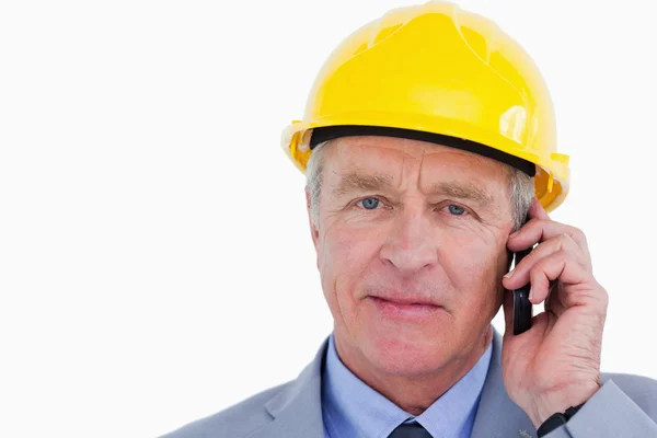 Vertrouwen volwassen architect met helm op de telefoon — Stockfoto