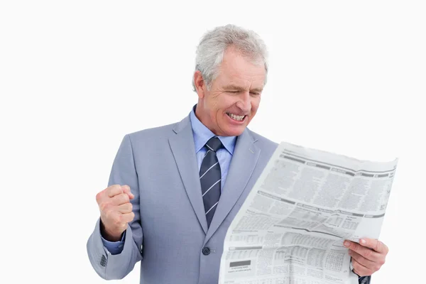 Volwassen handelaar juichen over nieuws papier artikel — Stockfoto