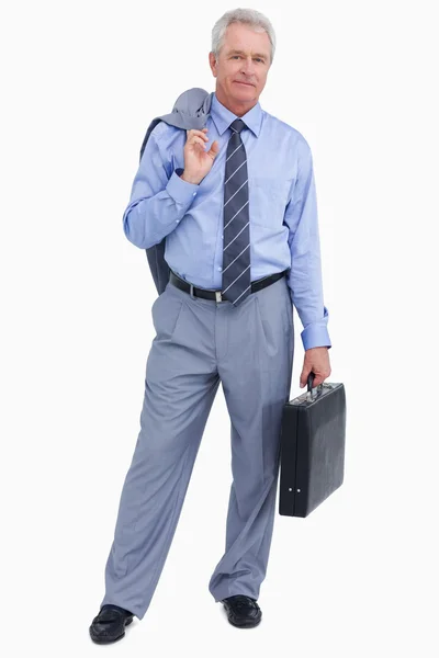 Volwassen handelaar met koffer en jas over zijn schouder — Stockfoto