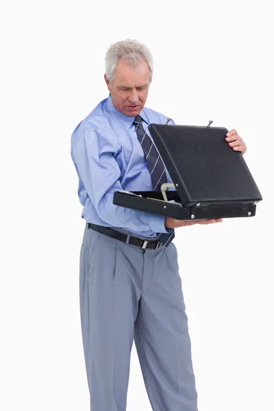 Mogna detaljhandlare tar en titt in i hans resväska — Stockfoto