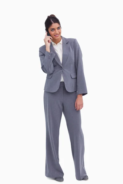Uśmiechnięta kobieta przedsiębiorcy o rozmowę na telefon — Zdjęcie stockowe