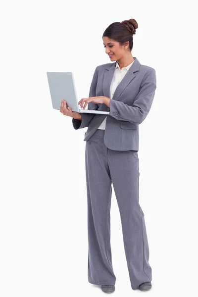 웃 고 있는 그녀의 노트북에서 일 하는 여성 기업 — 스톡 사진