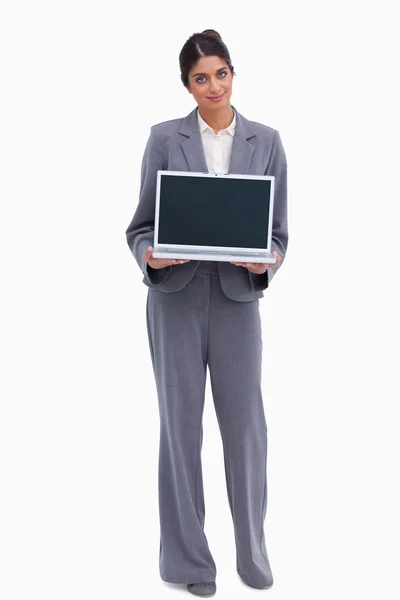 Женщина-предприниматель представляет экран своего ноутбука — стоковое фото