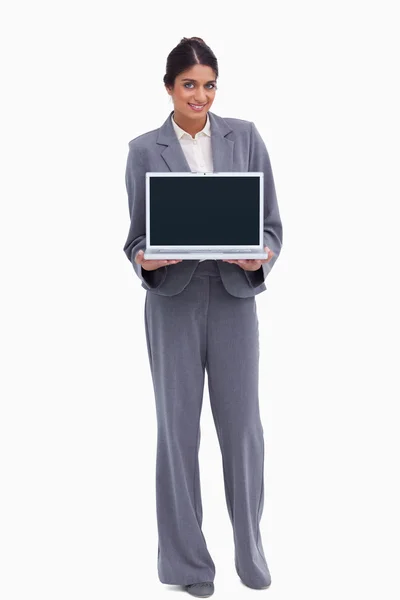 Усміхнена жінка-підприємець показує екран свого ноутбука — стокове фото