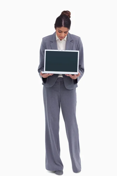 Empresária olhando para seu laptop em suas mãos — Fotografia de Stock