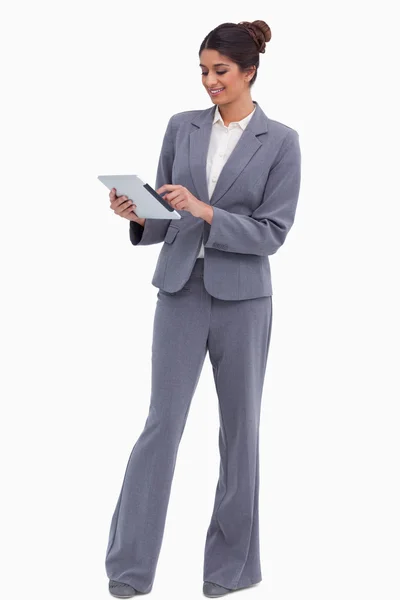 Smiling female entrepreneur working on her tablet computer — Stock Photo, Image
