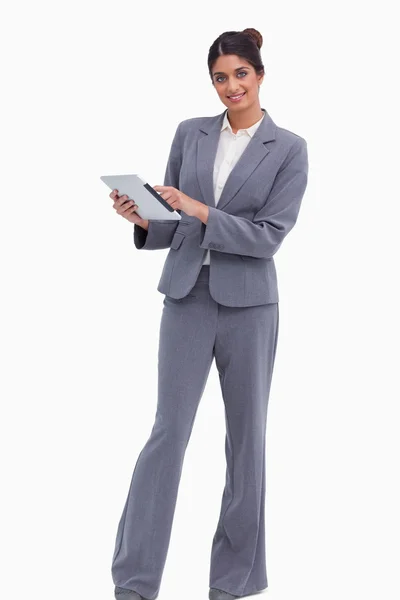 Lachende vrouwelijke ondernemer met haar tablet-pc — Stockfoto
