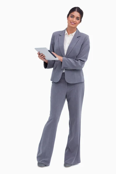 Uśmiechnięta kobieta przedsiębiorcy z komputera typu tablet — Zdjęcie stockowe