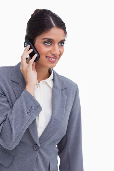 Mosolyogva női vállalkozó-ra-a mozgatható telefon — Stock Fotó