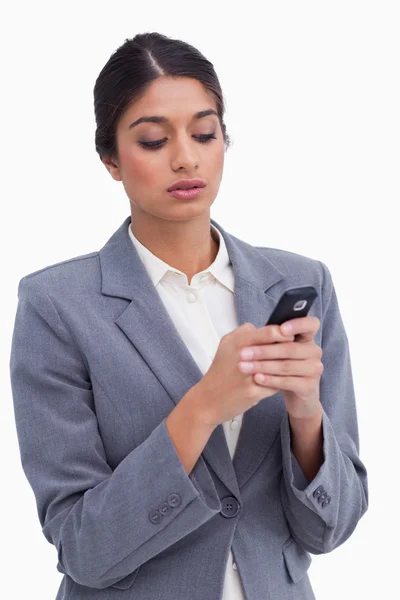Kobieta przedsiębiorcy pisanie wiadomości tekstowych na jej telefon — Zdjęcie stockowe
