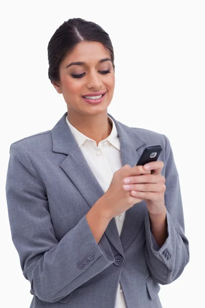 Lachende vrouwelijke ondernemer SMS-bericht schrijven — Stockfoto