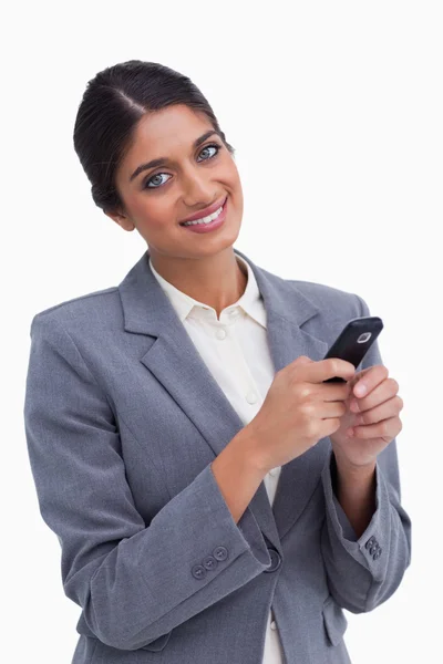 Χαμογελαστή γυναίκα επιχειρηματίας με το κινητό τηλέφωνο — Φωτογραφία Αρχείου