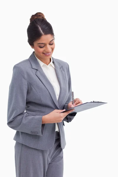 Uśmiechnięta kobieta przedsiębiorcy notatek do schowka — Zdjęcie stockowe