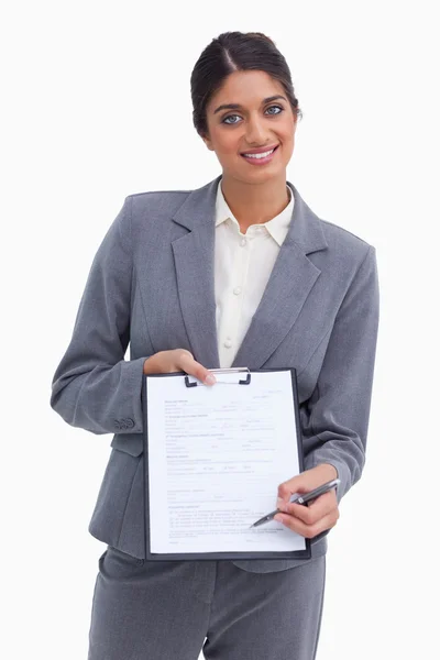 Mulher empresária sorrindo pedindo assinatura — Fotografia de Stock