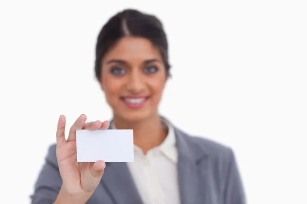 彼女のビジネス カードを示す笑みを浮かべて女性起業家 — ストック写真