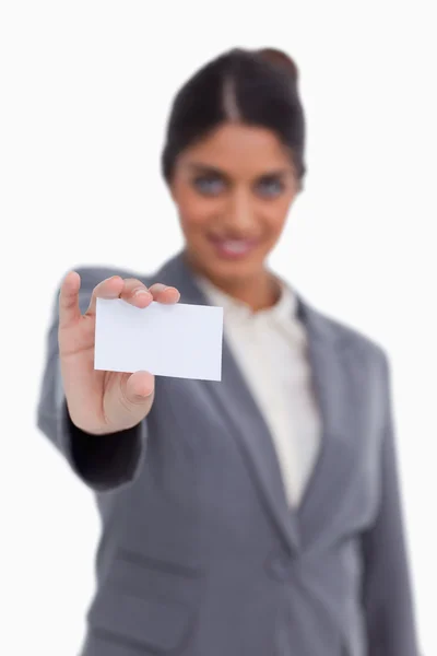 Κενό επαγγελματική κάρτα που κρατούνται από γυναίκα επιχειρηματίας — Φωτογραφία Αρχείου
