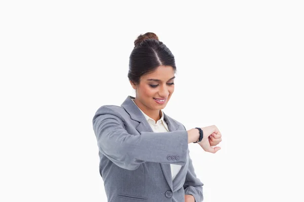 Lachende vrouwelijke ondernemer op zoek op haar horloge — Stockfoto