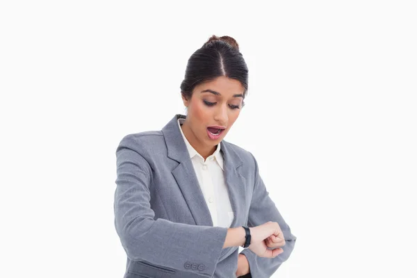 Mulher empresária chocada olhando para seu relógio — Fotografia de Stock