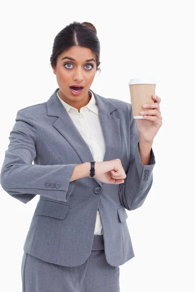 Шокированная предпринимательница с бумажной чашкой только что проверила время — стоковое фото