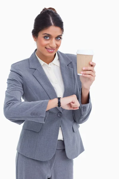 Kağıt bardak ile gülümseyen kadın girişimci, sadece zaman kontrol — Stok fotoğraf
