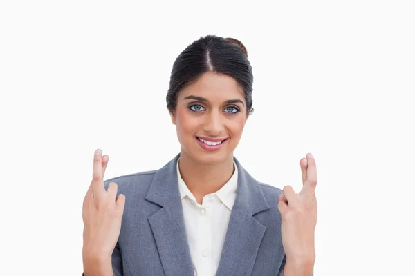 Mujer emprendedora sonriente con los dedos cruzados — Foto de Stock