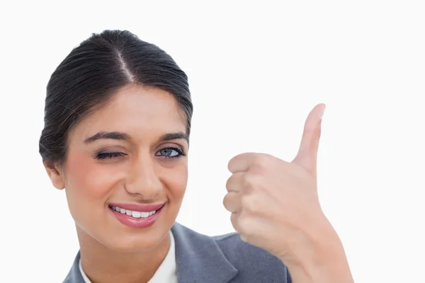 Bliska uśmiechnięta kobieta przedsiębiorcy daje kciuk w — Zdjęcie stockowe
