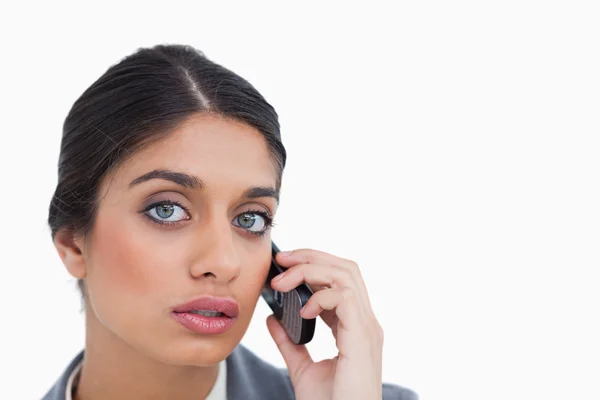 Крупный план женщины-предпринимателя, слушающей звонящего — стоковое фото