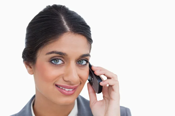 Primer plano de la mujer empresaria sonriente en su teléfono móvil —  Fotos de Stock